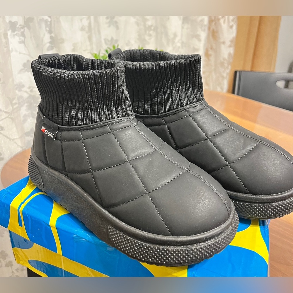 Kids black boots!
